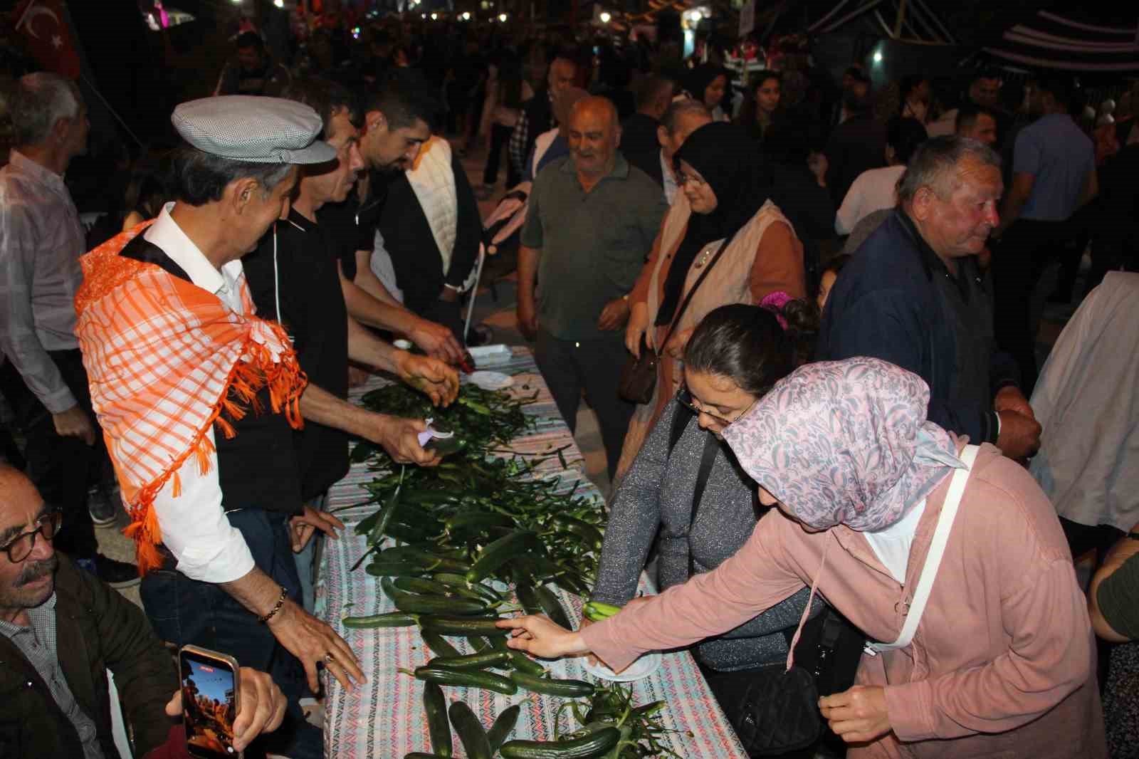 cocuklugunda yedigi salataligi unutamayan muhtar 1 ton salatalik dagitti 4 GWQzh5Oi