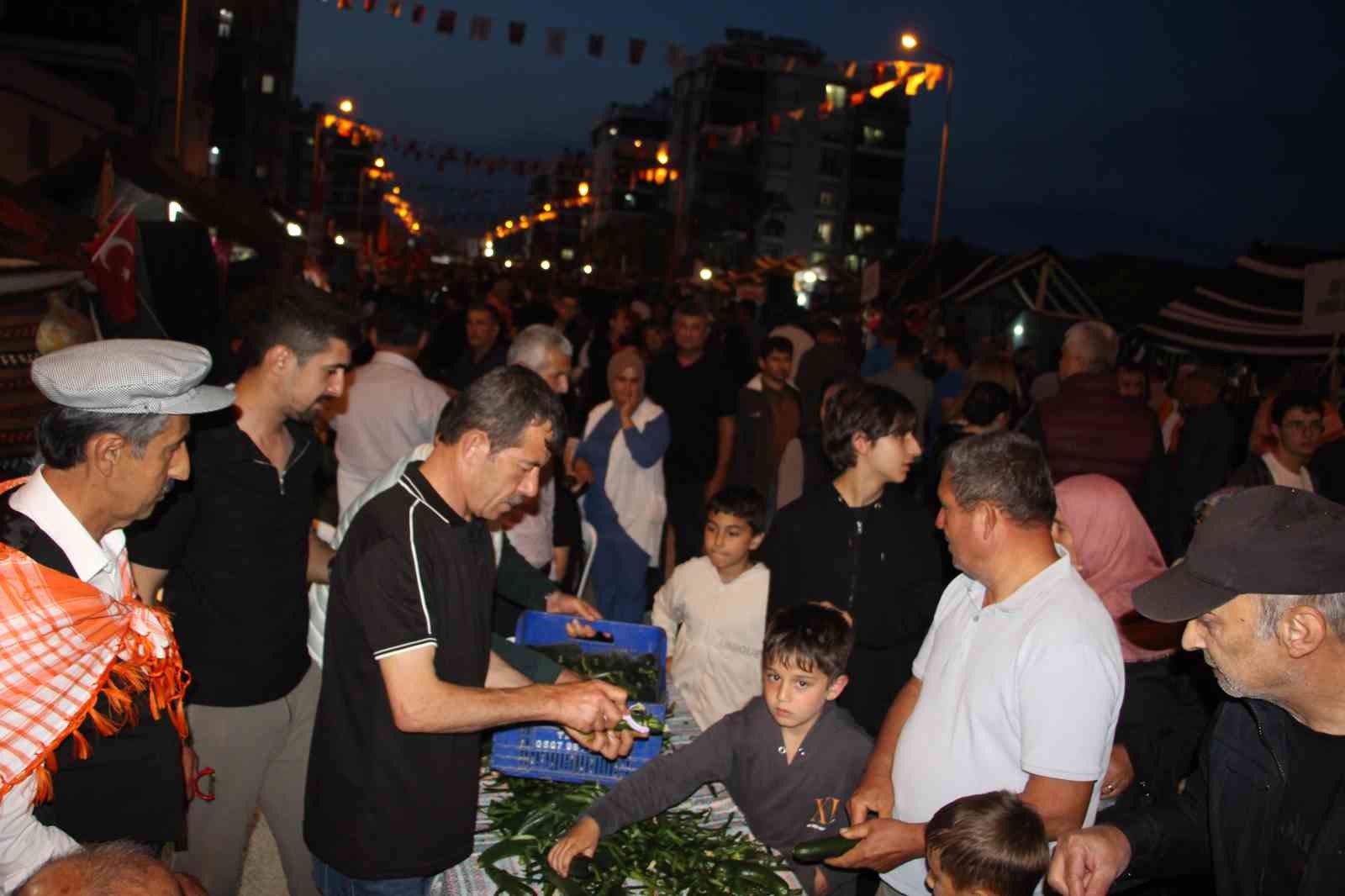 cocuklugunda yedigi salataligi unutamayan muhtar 1 ton salatalik dagitti 5 VdJIhzu2