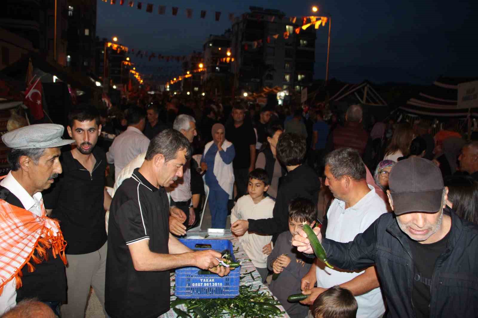 cocuklugunda yedigi salataligi unutamayan muhtar 1 ton salatalik dagitti 6 R8MlfWyH