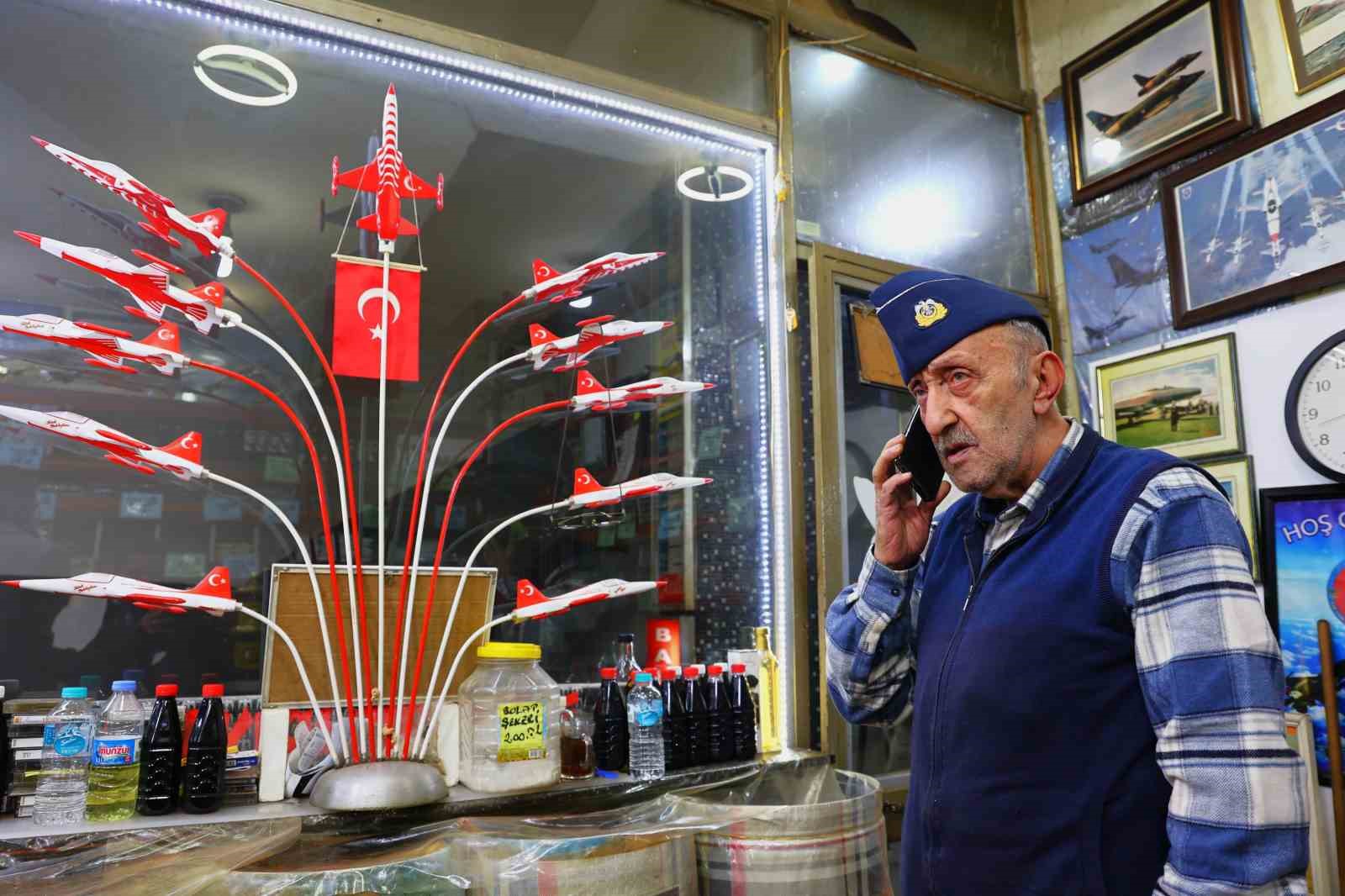 cocukluk hayali pilotluktu 60 yildir 300e yakin ucak maketi topladi 1 WhzkpqeV