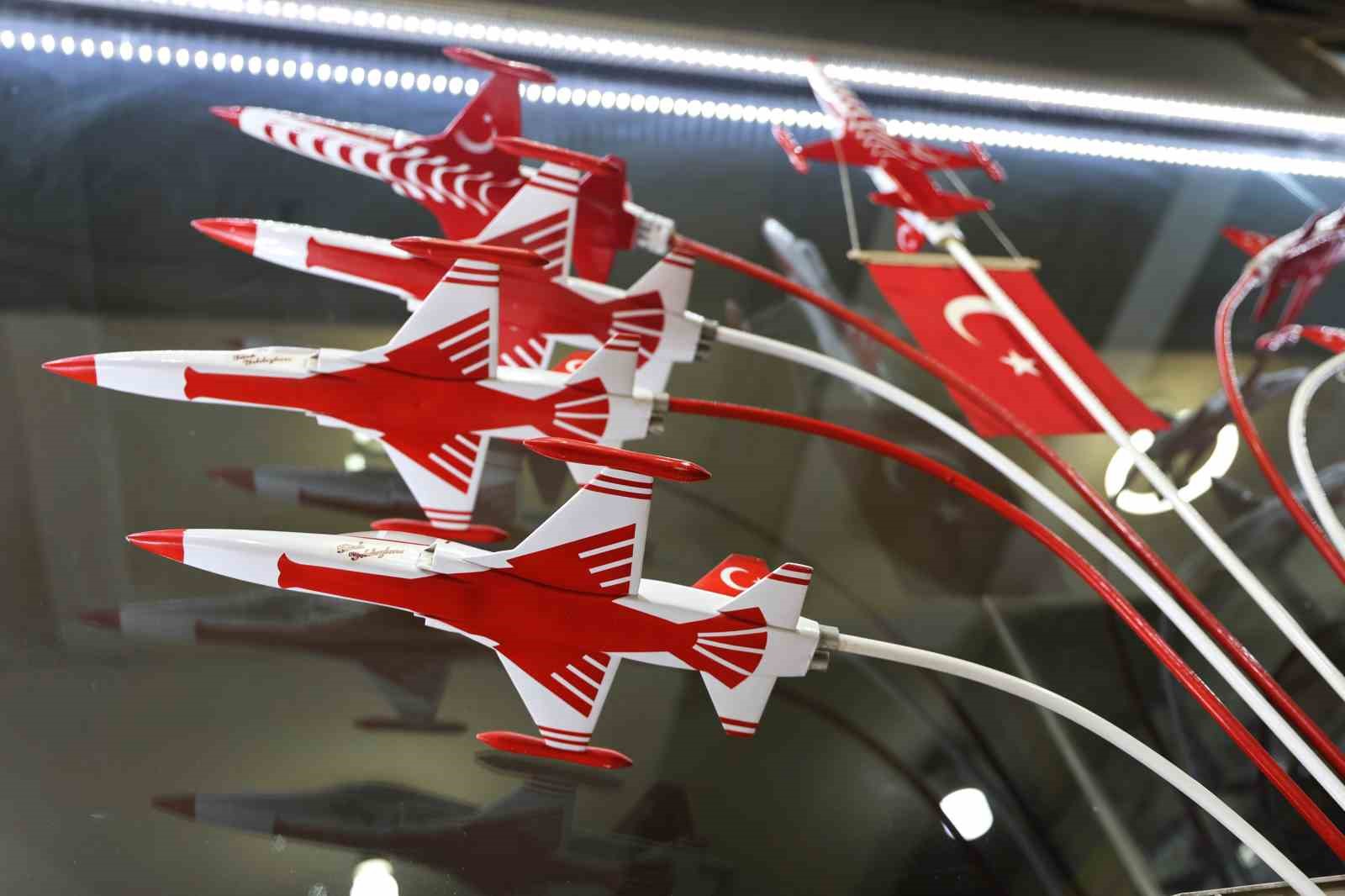 cocukluk hayali pilotluktu 60 yildir 300e yakin ucak maketi topladi 11 vTVTrs7p