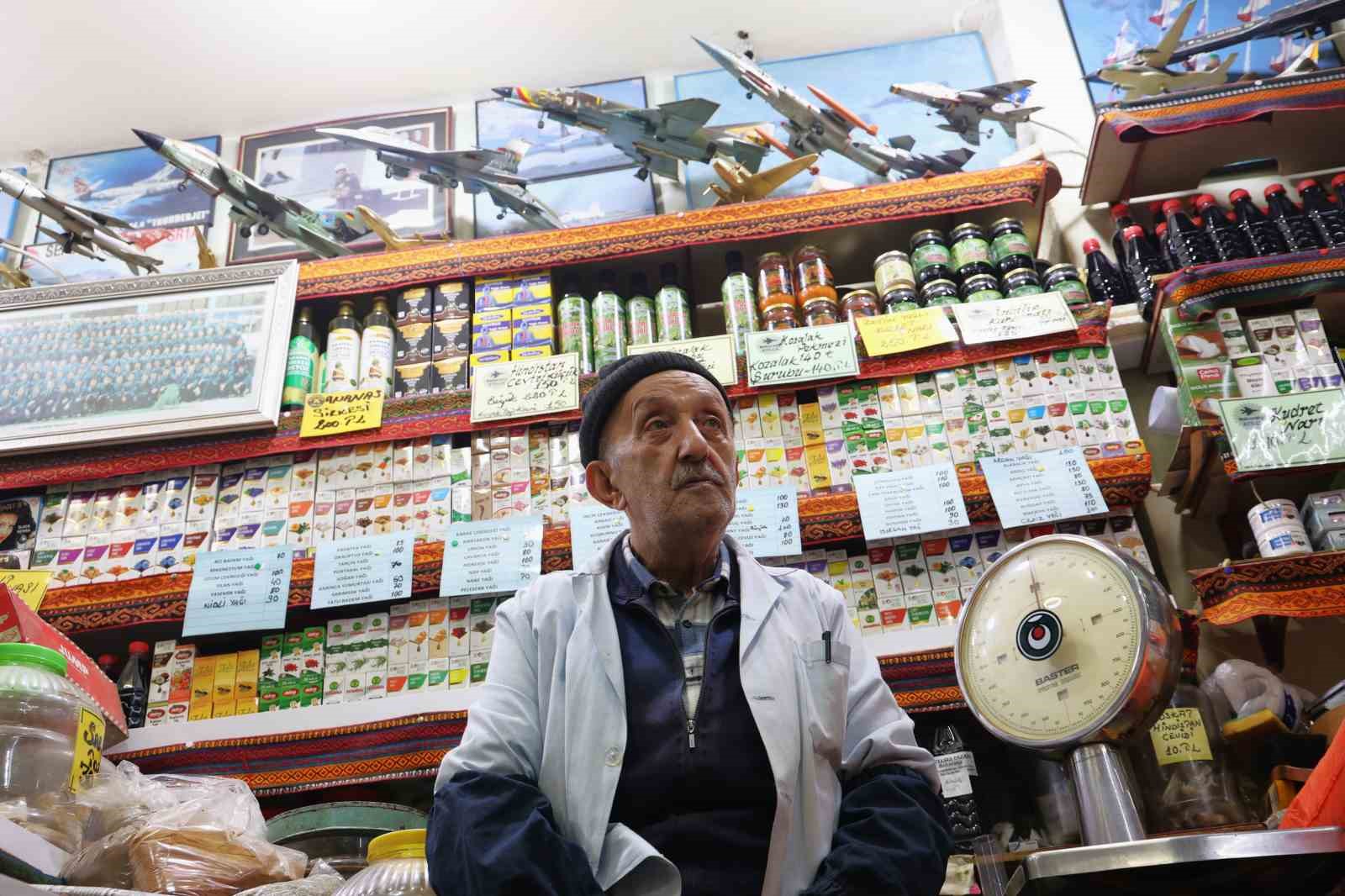 cocukluk hayali pilotluktu 60 yildir 300e yakin ucak maketi topladi 6