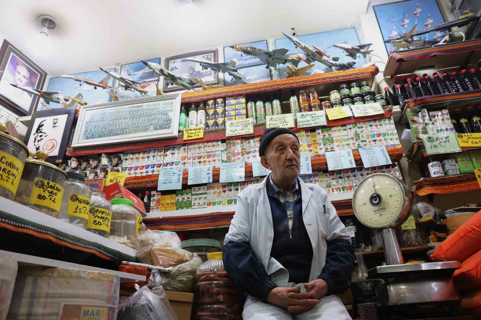 cocukluk hayali pilotluktu 60 yildir 300e yakin ucak maketi topladi 8 1cl9RKT8