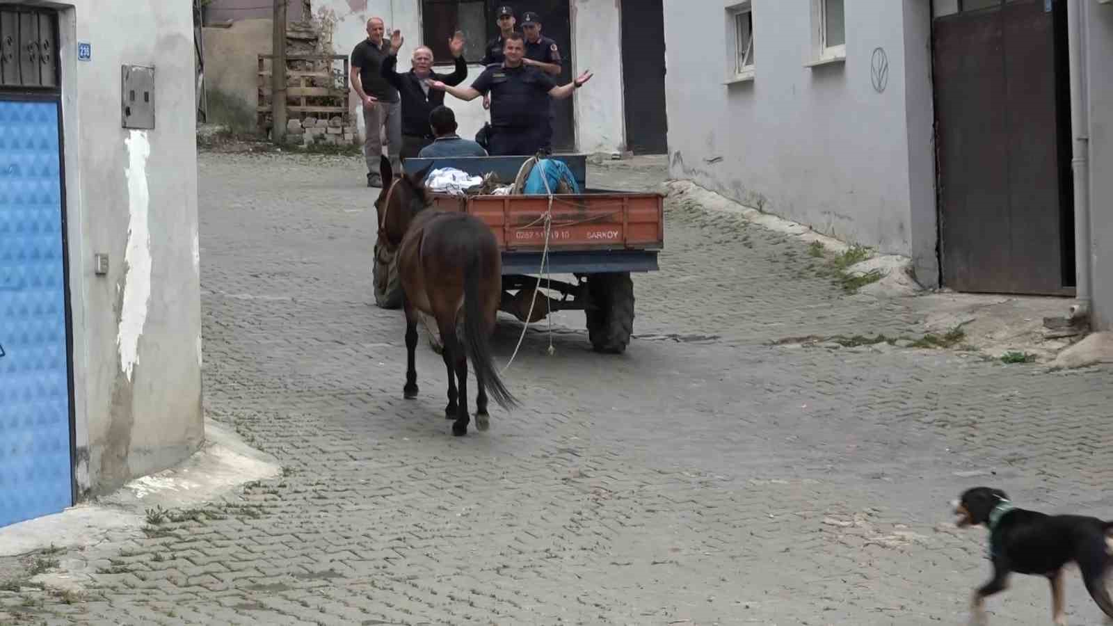 Çok sevdiği katırını peşinden hiç ayırmıyor 7 cok sevdigi katirini pesinden hic ayirmiyor 3 BUL7tkEq
