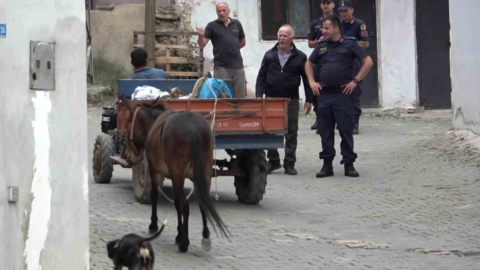 Çok sevdiği katırını peşinden hiç ayırmıyor 8 cok sevdigi katirini pesinden hic ayirmiyor 4 44daS5a7