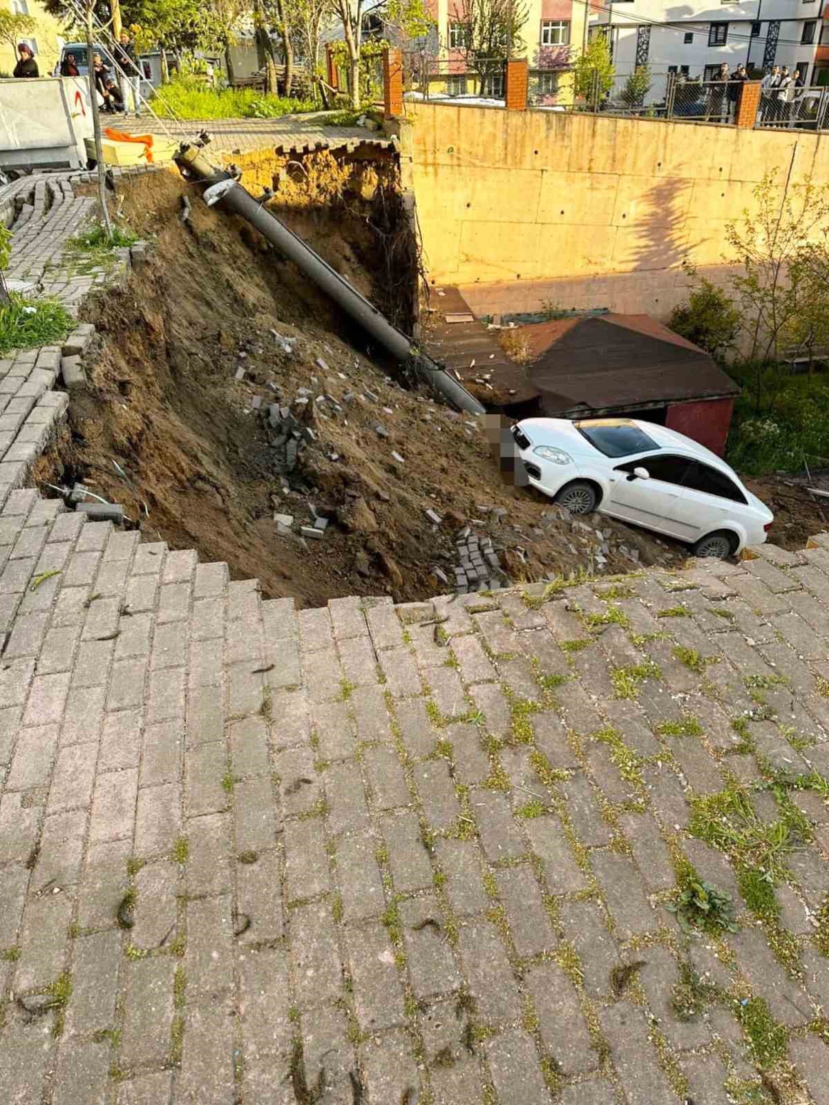 Çöken duvarla birlikte otomobil okul bahçesine düştü 4 coken duvarla birlikte otomobil okul bahcesine dustu 0 pk8gIMLL