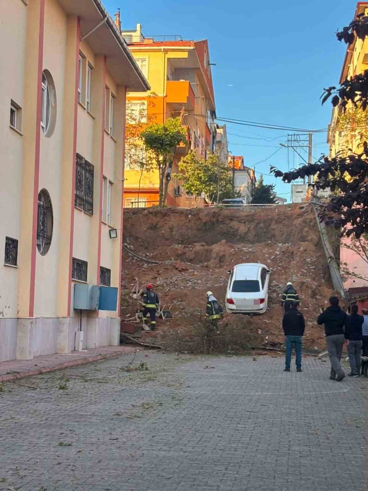 Çöken duvarla birlikte otomobil okul bahçesine düştü 5 coken duvarla birlikte otomobil okul bahcesine dustu 1 FF19Dz9m