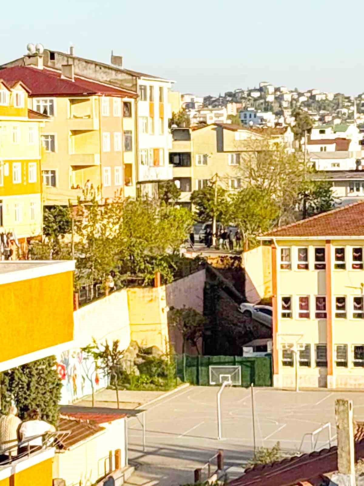 Çöken duvarla birlikte otomobil okul bahçesine düştü 6 coken duvarla birlikte otomobil okul bahcesine dustu 2 8nCz78er