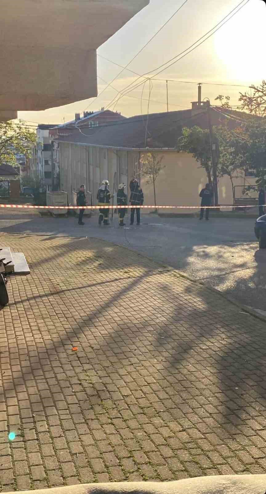 Çöken duvarla birlikte otomobil okul bahçesine düştü 7 coken duvarla birlikte otomobil okul bahcesine dustu 3 CDOtlJis
