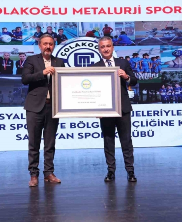 colakoglu-metalurji-spor-kulubune-kaskfden-basari-plaketi-eMuRMxGu.jpg