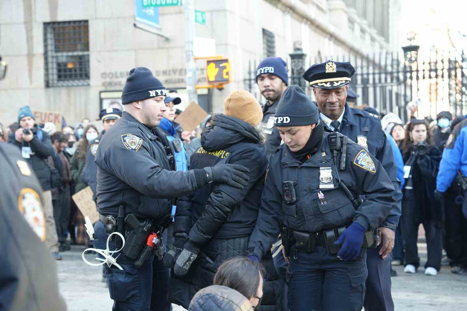 columbia universitesi onunde ice protestosu 10 ogrenci gozaltina alindi 16 tWhVaFMb