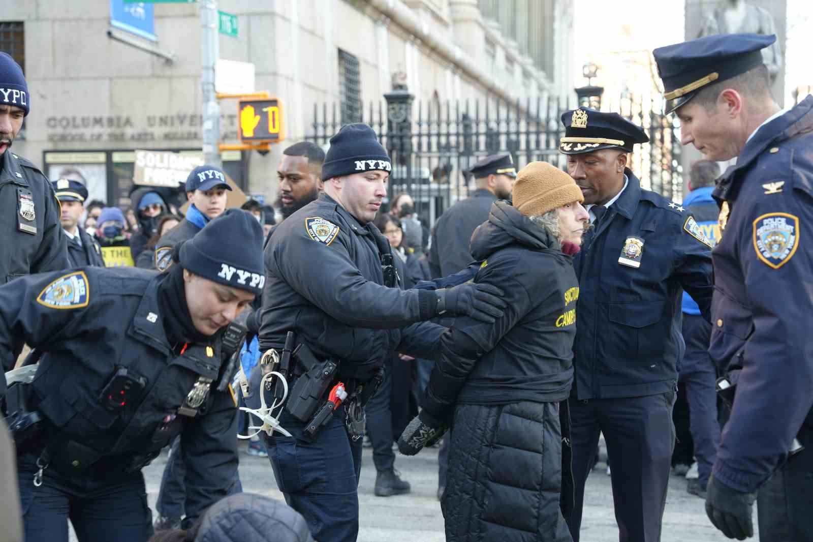 columbia universitesi onunde ice protestosu 10 ogrenci gozaltina alindi 17 gHzbwqD3