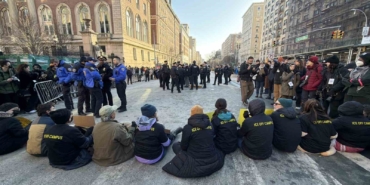 columbia-universitesi-onunde-ice-protestosu-10-ogrenci-gozaltina-alindi-W6uexBTg.jpg