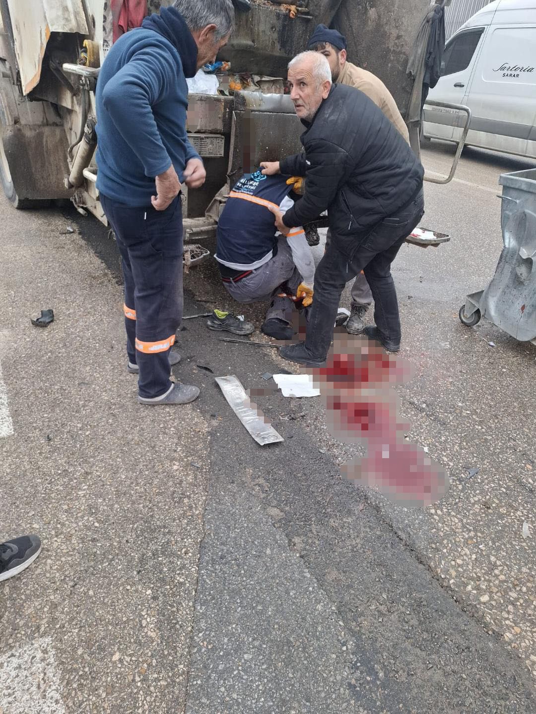 Çöp kamyonuyla arkadan gelen otomobilin arasına sıkışan işçi hayatını kaybetti 5 cop kamyonuyla arkadan gelen otomobilin arasina sikisan isci hayatini kaybetti 1 NOWCzD2m
