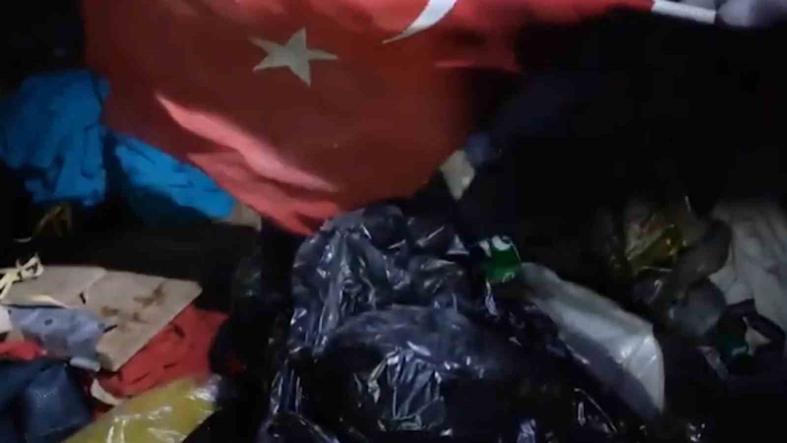 cop karistirirken buldugu bayragi bakin ne yapti 0 1vFlEclD