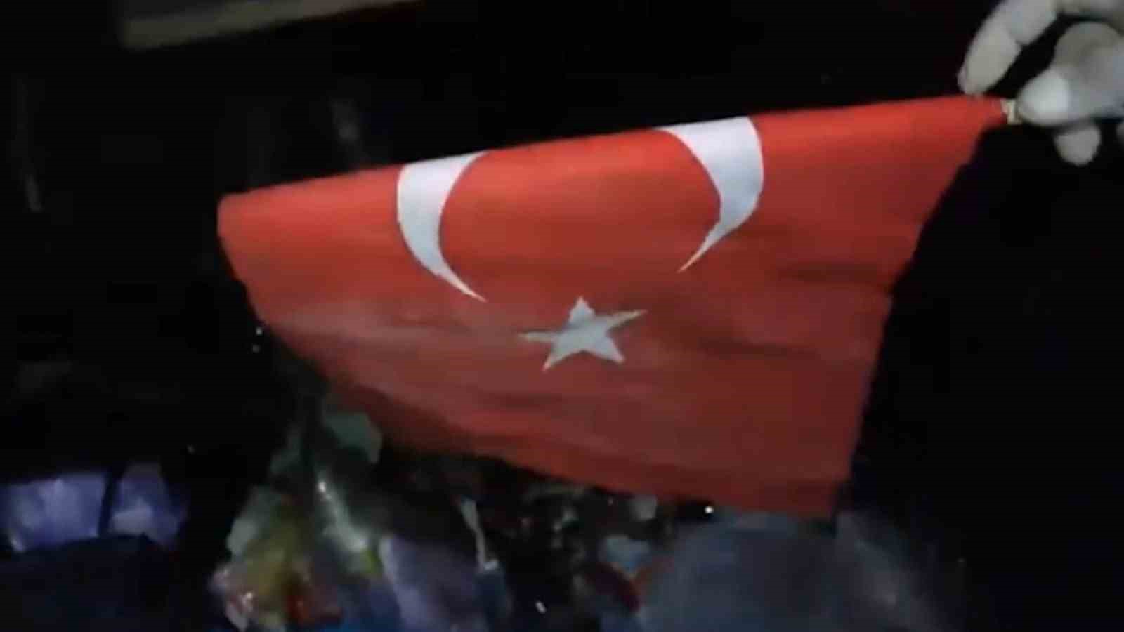 cop karistirirken buldugu bayragi bakin ne yapti 2 NGerj3Ml