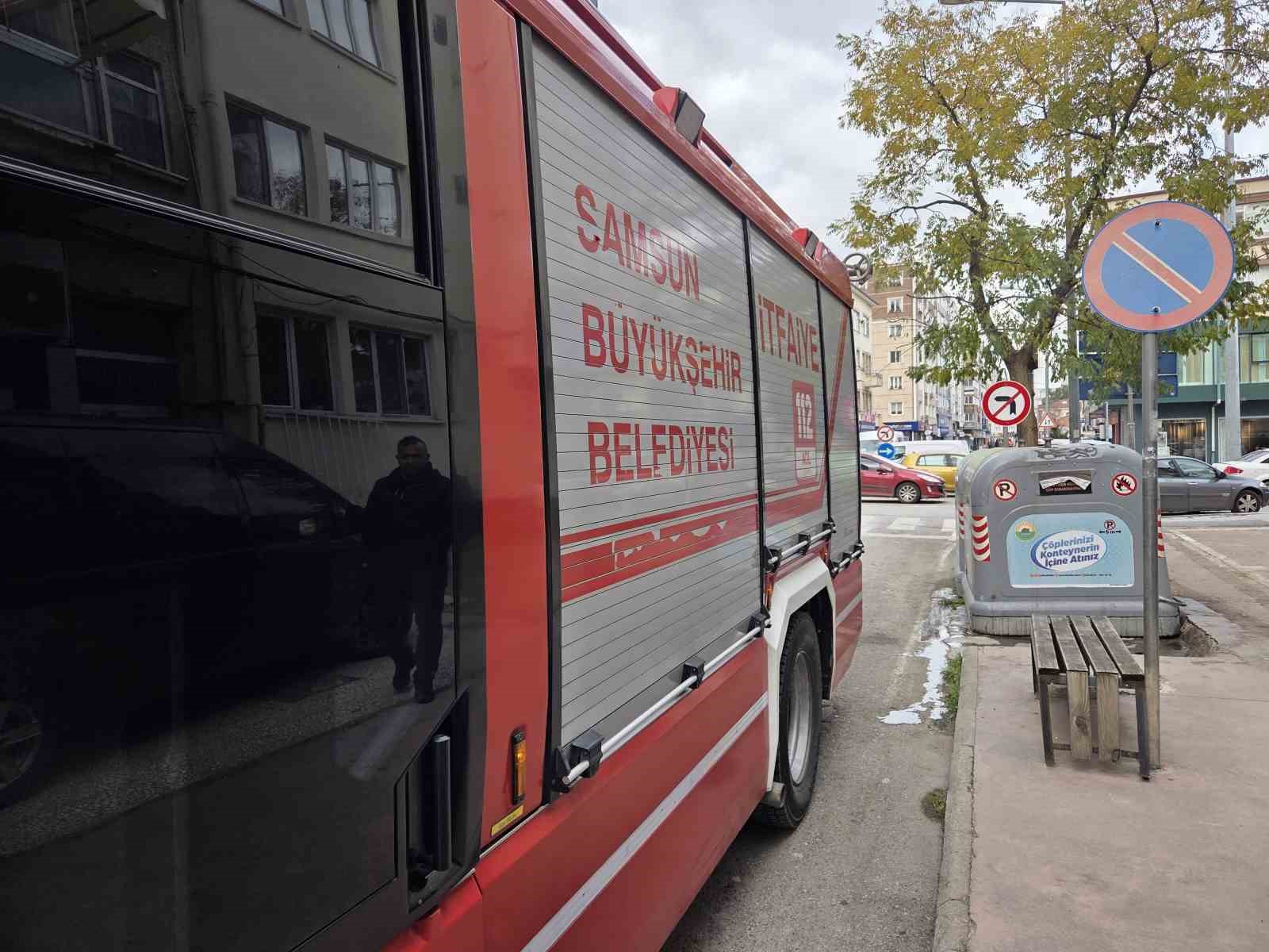 cop konteyneri yanginina itfaiye mudahale etti 2 rNDeBjhB