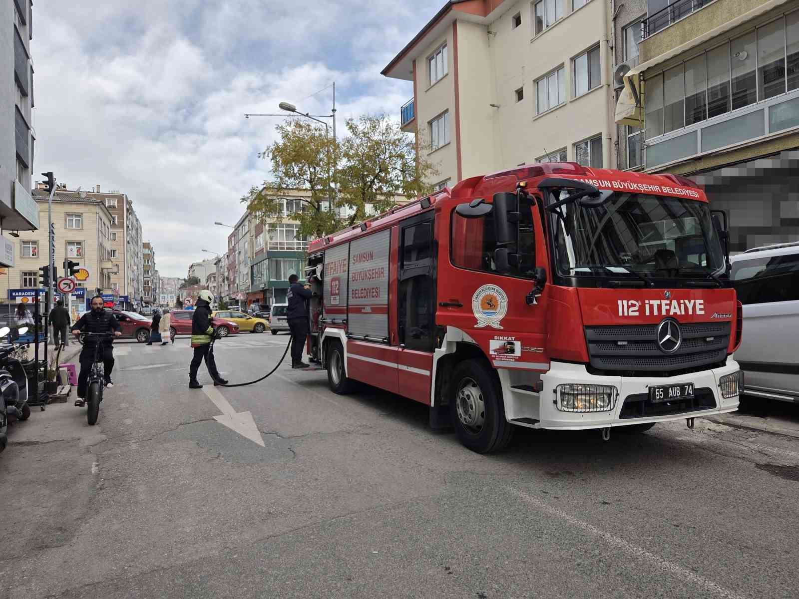 cop konteyneri yanginina itfaiye mudahale etti 3 bW8Oc2zD