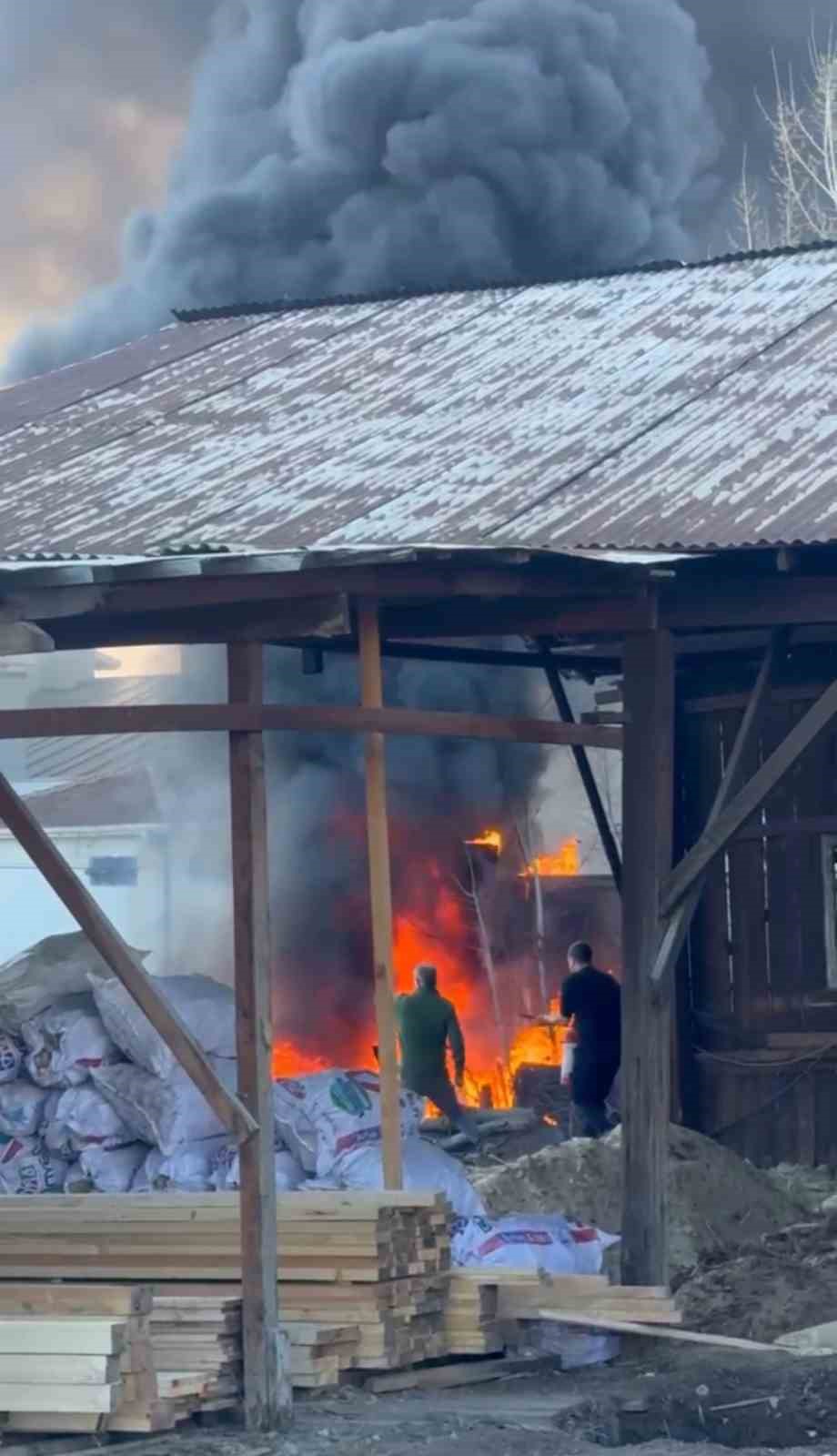 cop konteynerlerinde cikan yangin korkuttu 1 ULIr6r7G