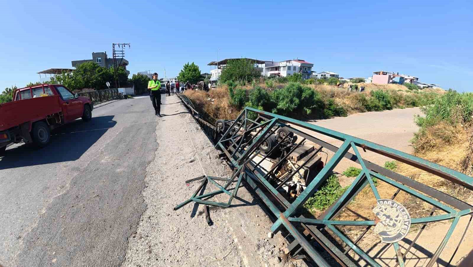 cop toplama araci dereye uctu 3 isci yaralandi 4 7A6ky1MZ
