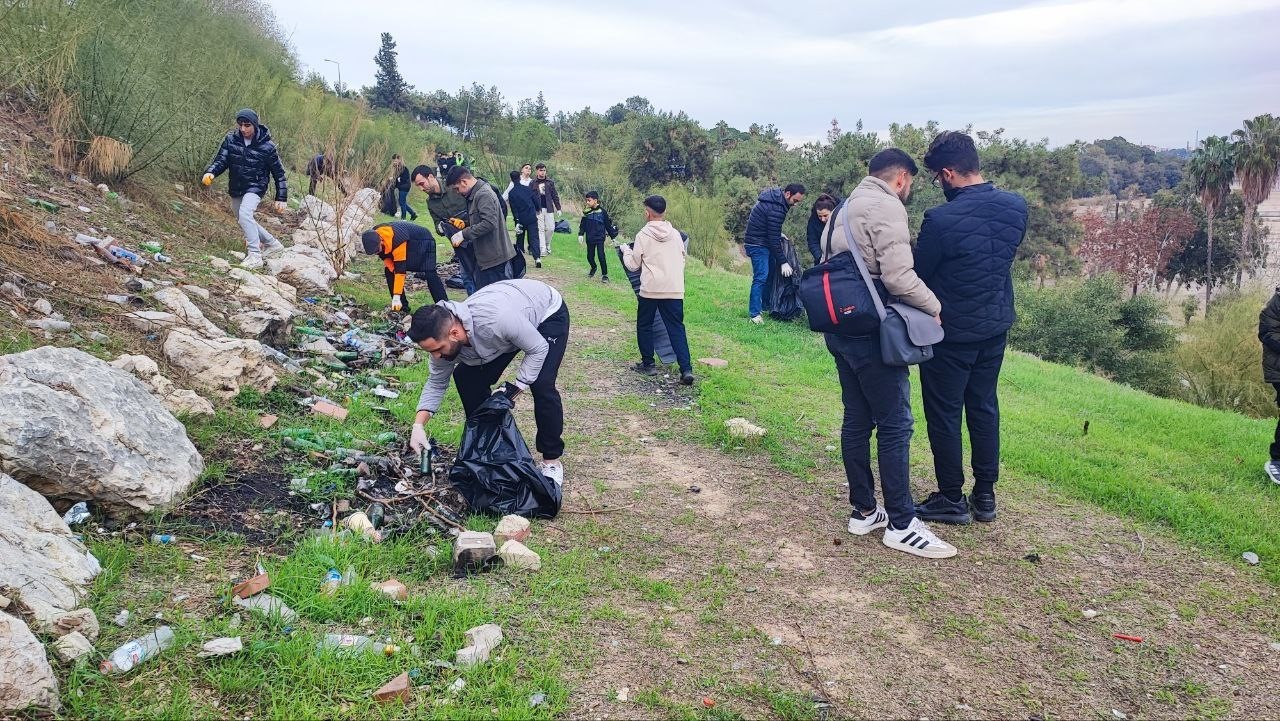 Çöpleri belediye yerine gönüllüler topladı 4 copleri belediye yerine gonulluler topladi 0 scCu1Htf