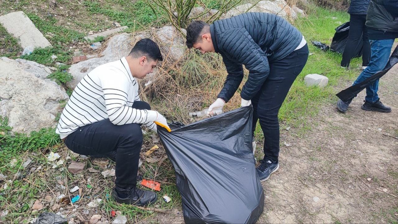 Çöpleri belediye yerine gönüllüler topladı 6 copleri belediye yerine gonulluler topladi 2 yzCBSAKS
