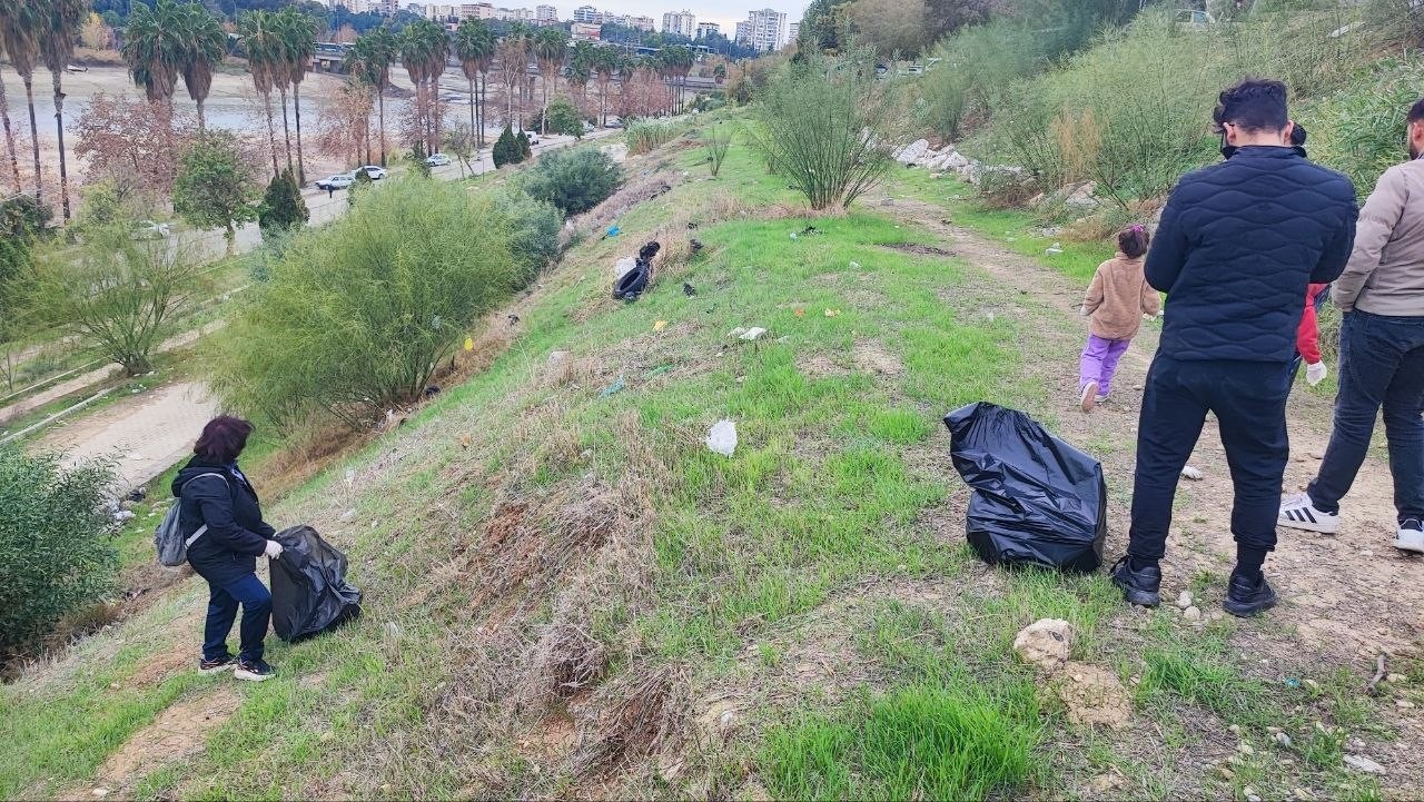 Çöpleri belediye yerine gönüllüler topladı 7 copleri belediye yerine gonulluler topladi 3 s36IQwKh
