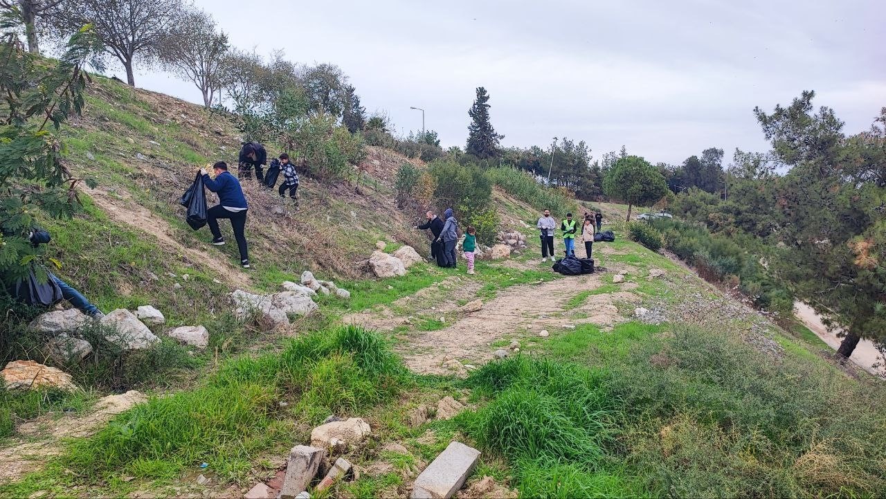 Çöpleri belediye yerine gönüllüler topladı 8 copleri belediye yerine gonulluler topladi 4 1dVJ7ysU