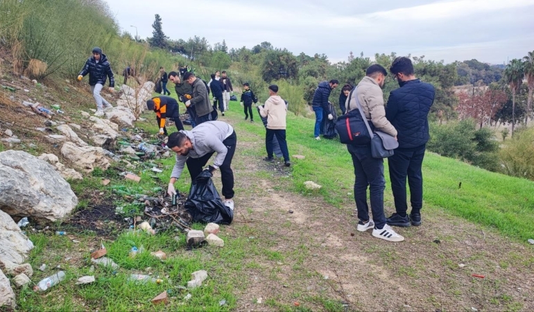 copleri-belediye-yerine-gonulluler-topladi-cUU15xKY.jpg