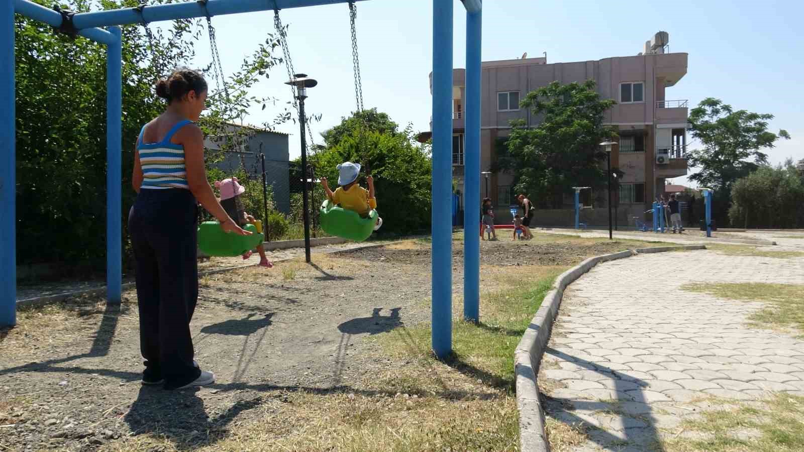 Çöpleri yakmak isterken oyun parkını yaktı 5 copleri yakmak isterken oyun parkini yakti 1 TjEAJNs3