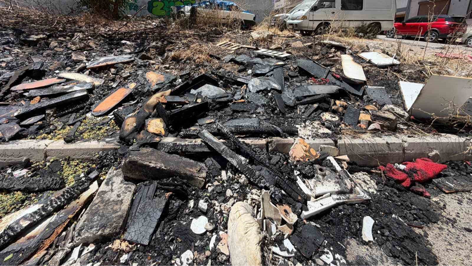 Çöplük alanda çıkan yangın otomobili küle çevirdi 5 copluk alanda cikan yangin otomobili kule cevirdi 1 GWIQqST4