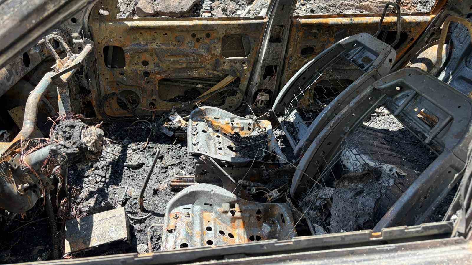 Çöplük alanda çıkan yangın otomobili küle çevirdi 6 copluk alanda cikan yangin otomobili kule cevirdi 2 JCUKs42l