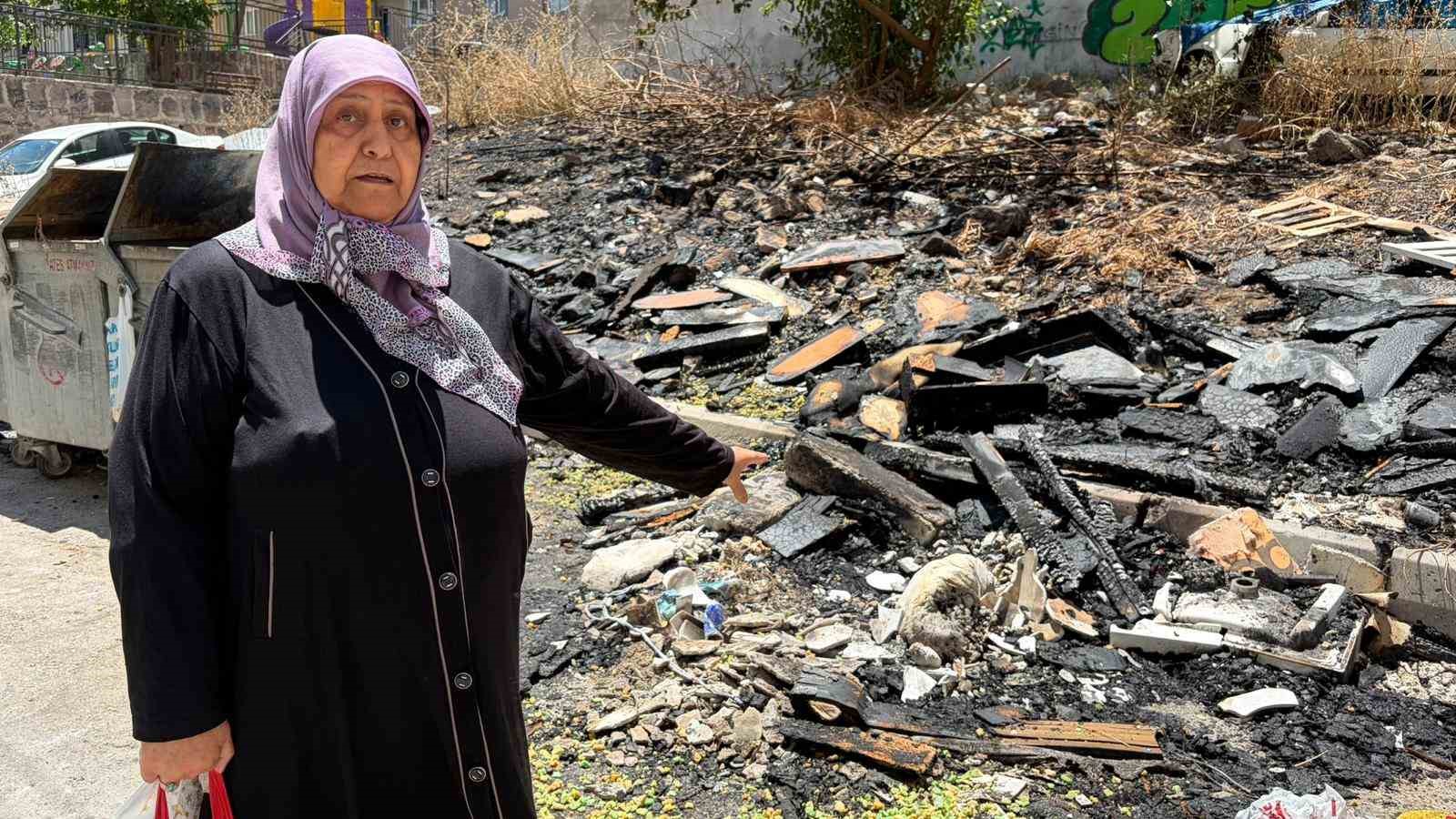 Çöplük alanda çıkan yangın otomobili küle çevirdi 8 copluk alanda cikan yangin otomobili kule cevirdi 4 KYIiWKs8