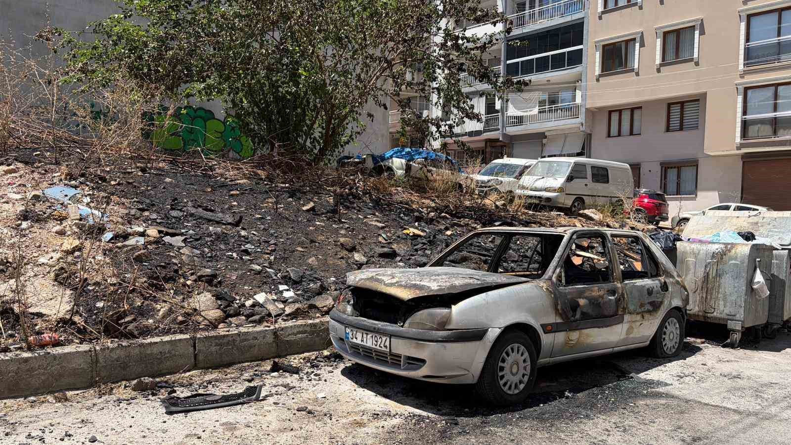 Çöplük alanda çıkan yangın otomobili küle çevirdi 9 copluk alanda cikan yangin otomobili kule cevirdi 5 X8fOE7VL