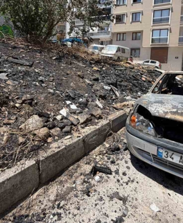 copluk-alanda-cikan-yangin-otomobili-kule-cevirdi-ZaudYtVY.jpg