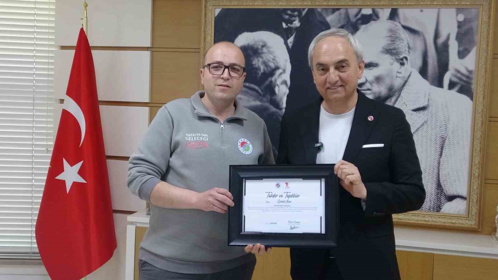 copte buldugu bayragi alip temizleyen ve kamyonuna asan kepez belediyesi calisanina baskandan plaket 1 BZOGNNEZ