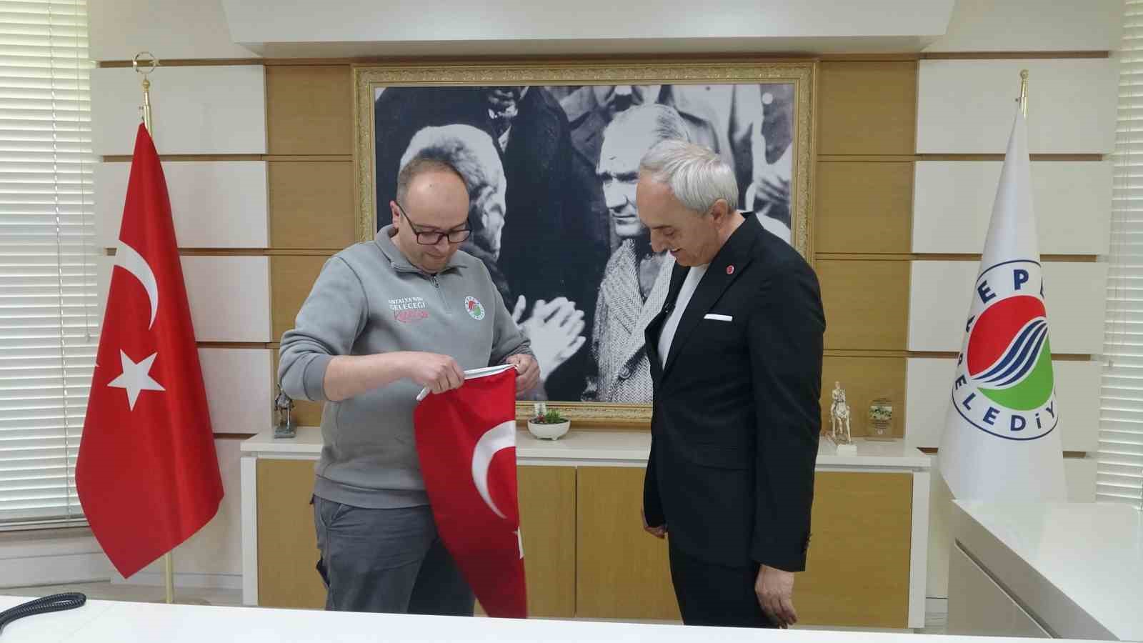 copte buldugu bayragi alip temizleyen ve kamyonuna asan kepez belediyesi calisanina baskandan plaket 3 zCG7KiEN
