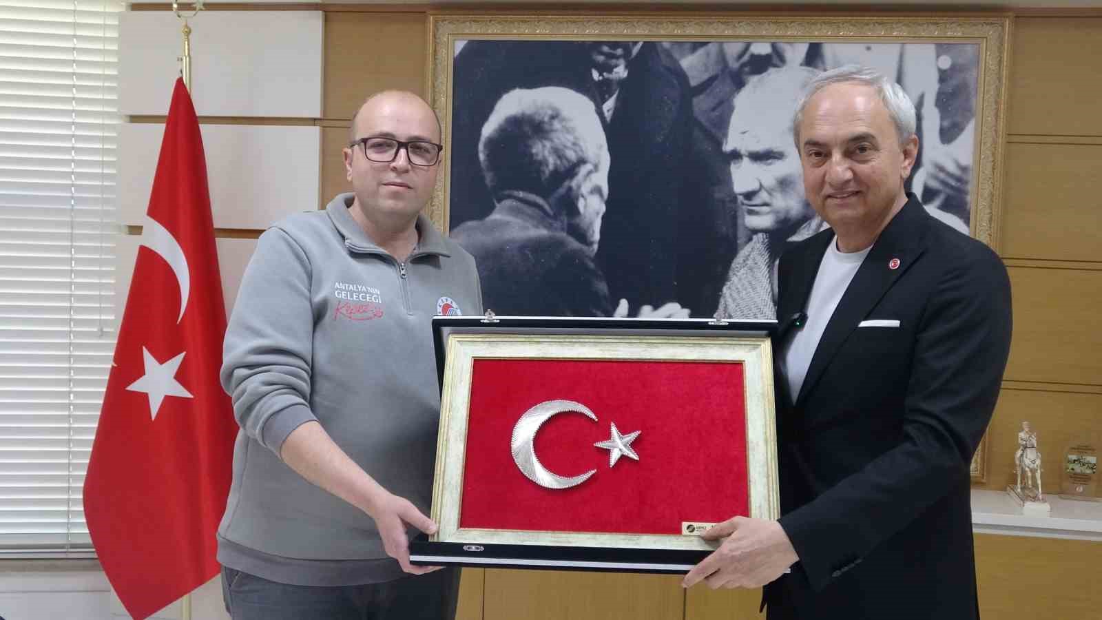copte buldugu bayragi alip temizleyen ve kamyonuna asan kepez belediyesi calisanina baskandan plaket 4