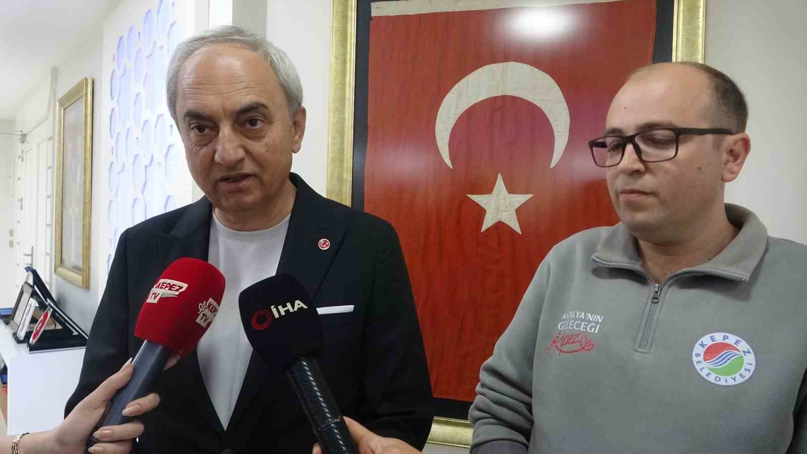copte buldugu bayragi alip temizleyen ve kamyonuna asan kepez belediyesi calisanina baskandan plaket 5
