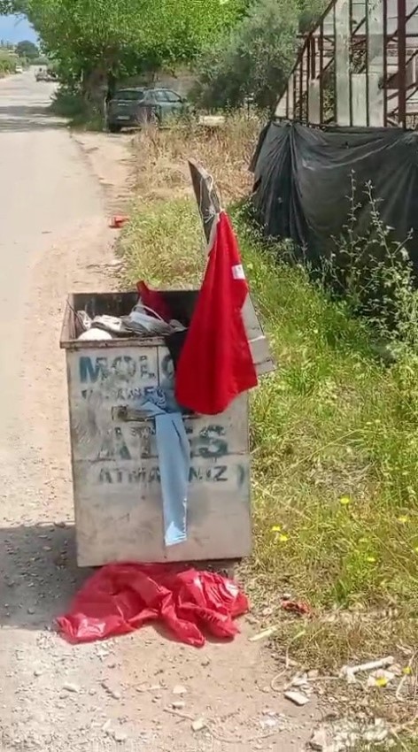 copte buldugu bayragi alip temizleyen ve kamyonuna asan kepez belediyesi calisanina baskandan plaket 6 YPYh3kX4
