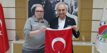copte-buldugu-bayragi-alip-temizleyen-ve-kamyonuna-asan-kepez-belediyesi-calisanina-baskandan-plaket-q8Q7y7IN.jpg