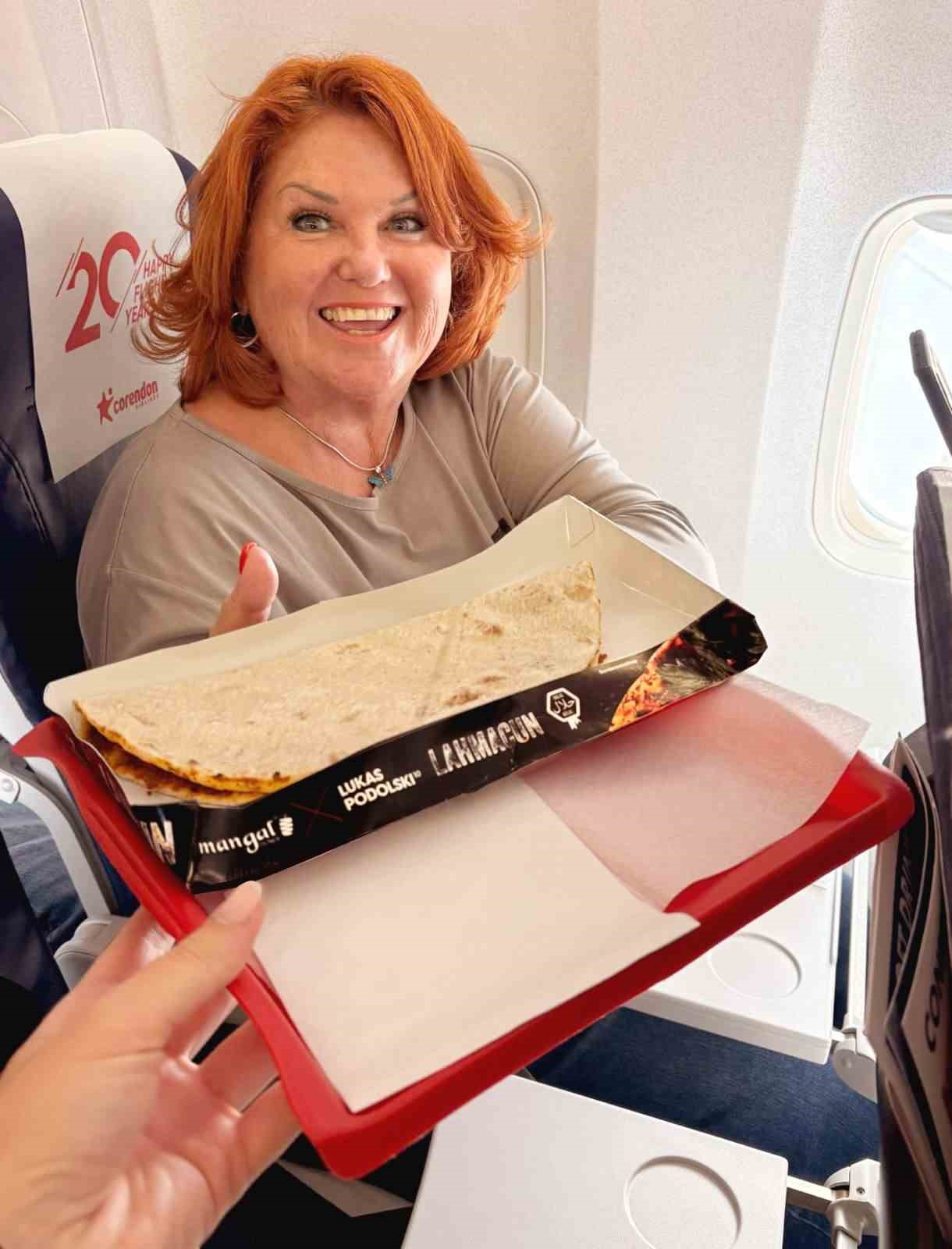 corendon airlines ucuslarinda mangal lahmacuna yogun ilgi 1 PDWNEV76