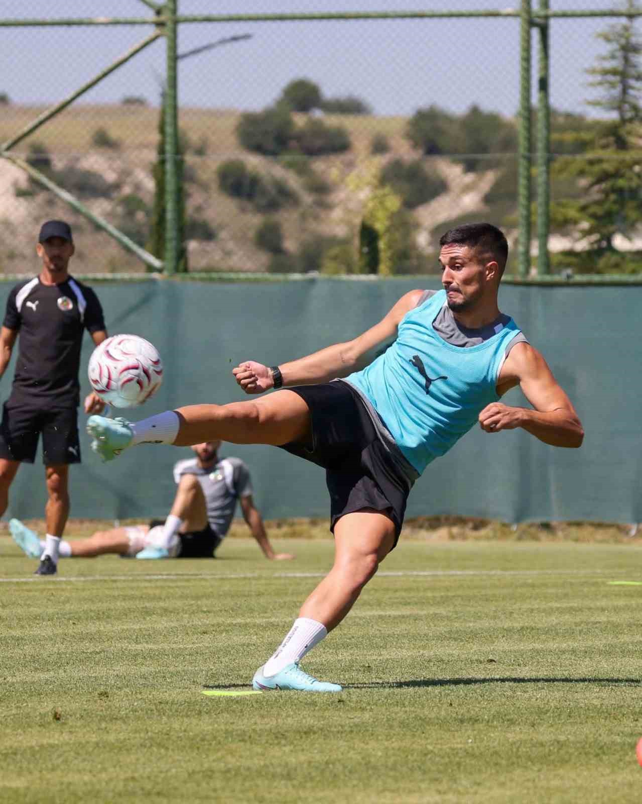 Corendon Alanyaspor yeni sezon hazırlıklarını Burdur’da sürdürüyor 6 corendon alanyaspor yeni sezon hazirliklarini burdurda surduruyor 2 428dVcyt