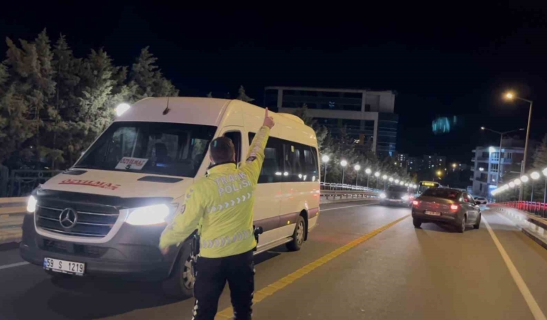 corluda-alkollu-kadin-surucu-kaza-yapti-trafik-felc-oldu-QUiw6i4G.jpg