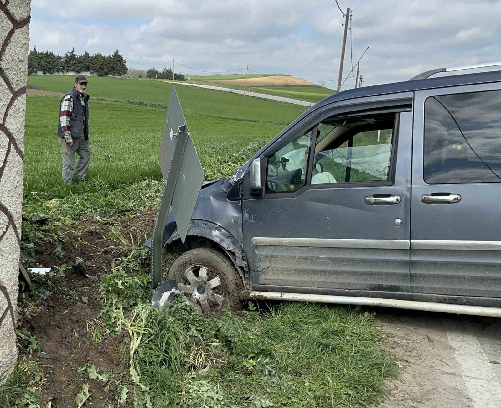 corluda aracin elektrik diregine carptigi kaza kamerada 2 4H1kjL8f