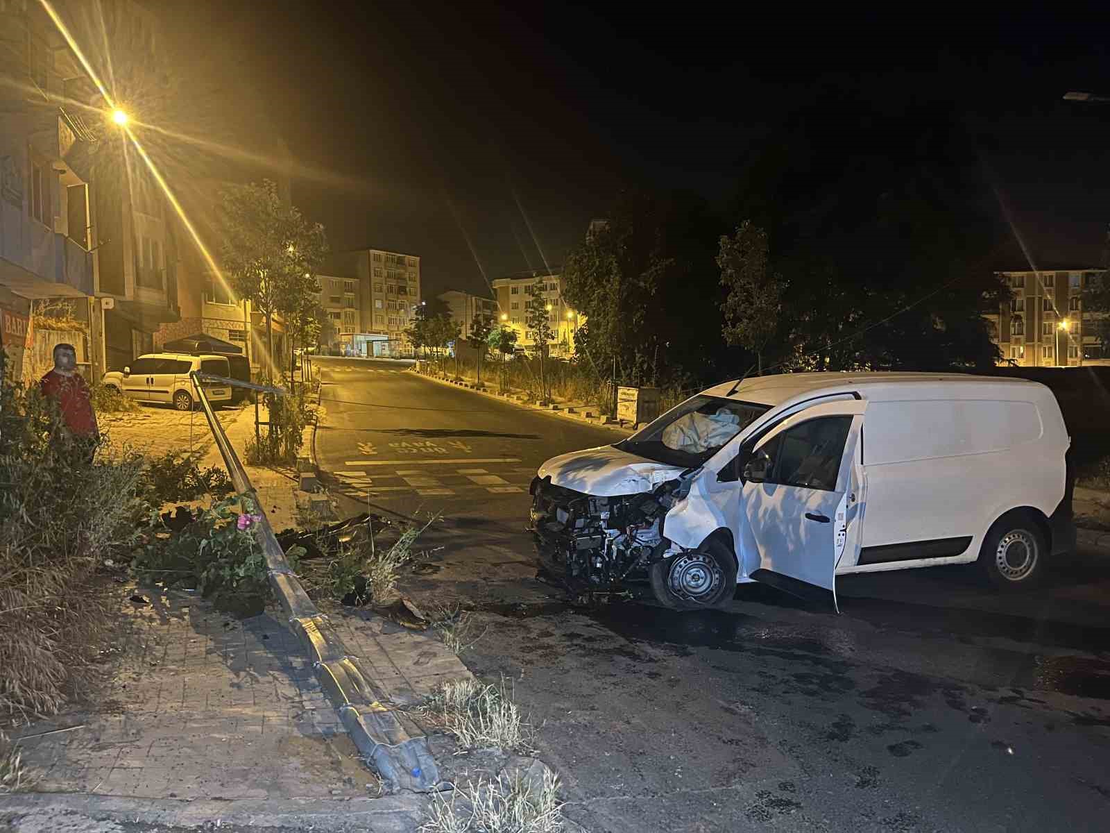 Çorlu’da aydınlatma direğine çarpan araç hurdaya döndü 5 corluda aydinlatma diregine carpan arac hurdaya dondu 1 2PmcQMs8