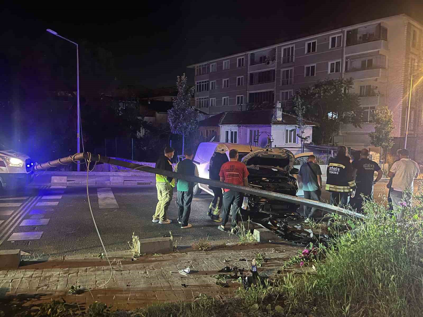 Çorlu’da aydınlatma direğine çarpan araç hurdaya döndü 6 corluda aydinlatma diregine carpan arac hurdaya dondu 2 LfvR2vQe