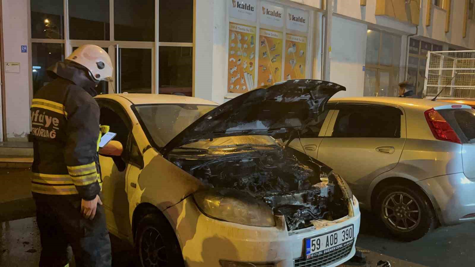 corluda park halindeki otomobile alev alev yandi 1 psgKgcHW