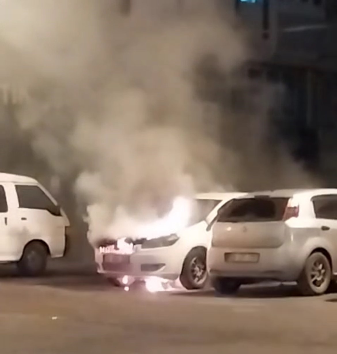 corluda park halindeki otomobile alev alev yandi 3 jtcZqdNe