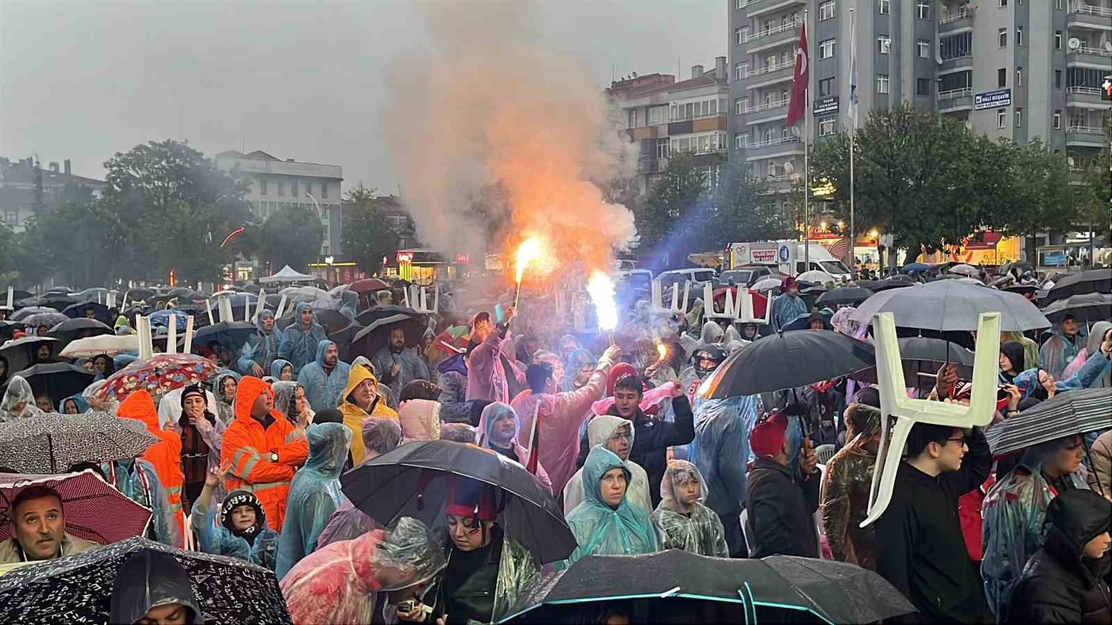 corum fk taraftarlari final macini yagmur altinda izledi 0 V7EDAZ7q